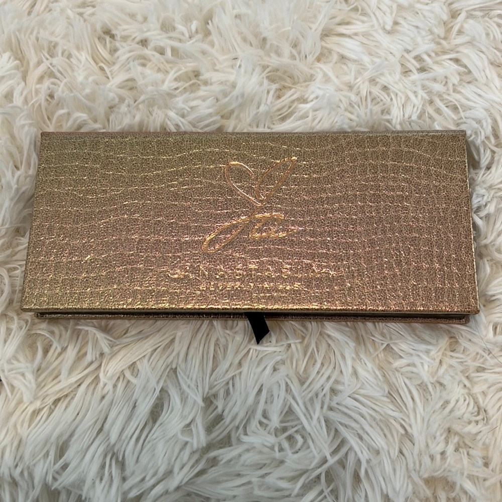 Anastasia Jackie Aina Palette. Small dent in color “lituation” see picture.